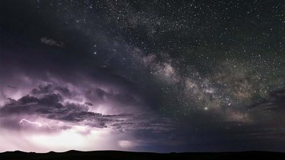 雷雨雲上出現銀河系，攝影師 Cory Mottice 分享照片是如何拍攝