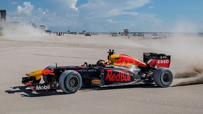 【有片】公路熱身！紅牛 F1 戰車轟爆邁阿密