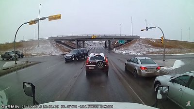 SUV 意外衝落斜坡，驚險一刻被拍下！