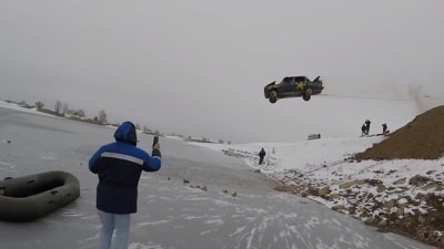 嫌放火燒車尾未夠過癮？戰鬥民族飛車插冰湖求呃 Like！