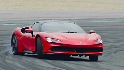 F1 技術加持！Ferrari SF90 Stradale 油電混合瘋狂輸出 1,000 匹馬力