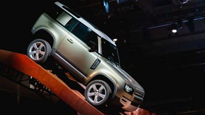【法蘭克福車展】地上最強！Land Rover Defender 全球首演 42 度極限陡坡