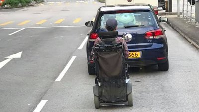 【汽車趣聞】輪椅漢馬路飆行跟足燈號！網民：唔通佢交咗牌費？