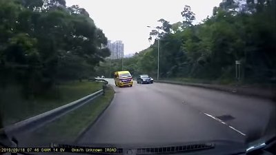 【危險駕駛】有片‧校巴司機逆線超車險象環生　網民怒斥罔顧學生安全