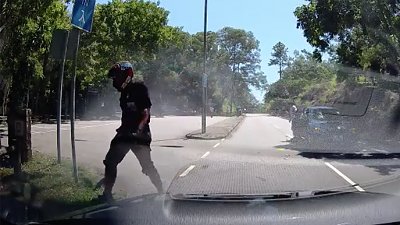 【有片】子彈式飛撞！騎士連人帶車轉體三周半著地無礙　網民：執身彩！