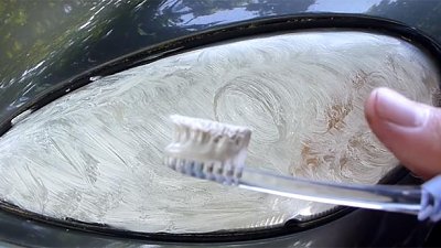 【汽車保養】頭燈罩開始發黃？專家教路一支牙膏搞得掂！