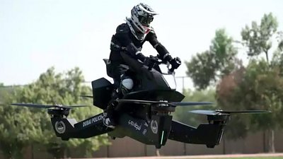 杜拜警方駕百萬「飛船」當更　網民：遲啲舉頭三尺有警察！
