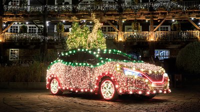Nissan Leaf 回收能源推亮逾千 LED！變身移動聖誕樹