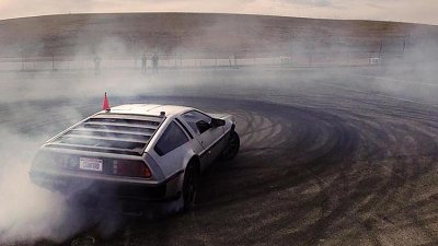 【有片】「回到未來」實現自動飄移！史丹福大學研發自動駕駛電能 DeLorean