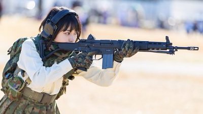完全像個軍人！武裝女高中生有來頭