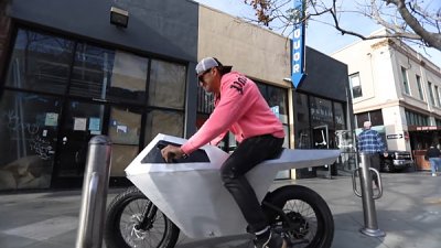 【有片】YouTuber 自製電動電單車！向 Tesla Cybertruck 致敬　網民：型到飛天