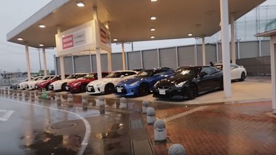 【有片】GT-R 迷朝聖熱點！日 YouTuber 遊走二手車行　過百 GT-R 整齊列隊恭候