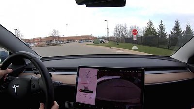 【有片】Tesla 軟體更新搭載「紅綠燈辨識」　向全自動駕駛出發！