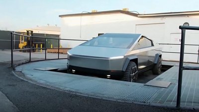 【有片】Tesla CEO Elon Musk 試玩洛杉磯單管隧道　網民：好科幻！