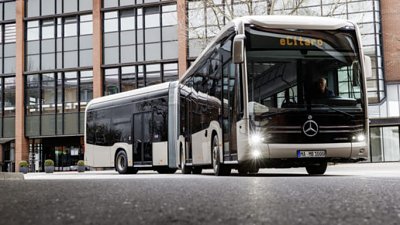 Mercedes-Benz 首推「雙節」純電巴士　335 匹馬力接送上限 146 人