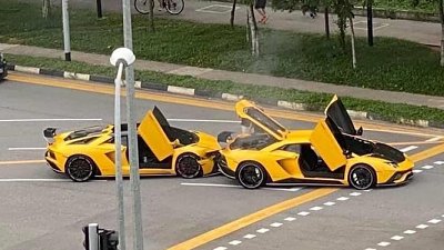 撞色、撞款唔夠！兩 Lamborghini Aventador 意外撞車　惹民眾圍爐「趁熱鬧」