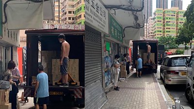 「搵食車」鏟上行人路落貨　網絡判官反被炮轟：忍讓下啦！