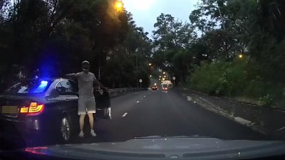 【有片】寶馬男冒警影片 FB 瘋傳　涉無牌駕駛被捕「FU」車牌露端倪！