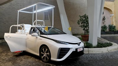 教宗獲贈 Toyota Mirai 倡關注環保　500 公里續航排放只有「水」