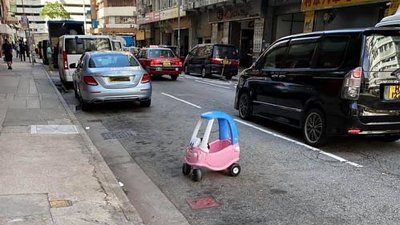 【馬路的事】玩具車柴灣路邊「違泊」　反差萌水翻網民！