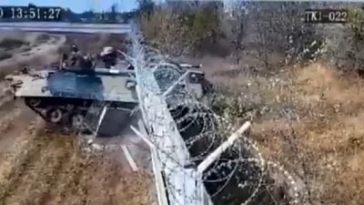【有片】俄國士兵醉駕闖禍！駕坦克直飆撞破機場圍牆　險剷入民居