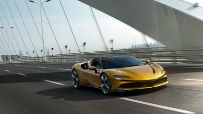 Ferrari 首推「油電開篷」超跑 SF90 Spider　篷頂開合全程 14 秒！