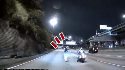 【有片】交警追截夜跑馬路奇女子：警號燈冇電　笑翻網民！