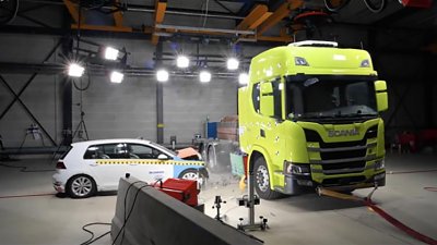 【有片】Scania 電動貨車力證電池安全性　找來 Golf 猛烈撞擊模彷意外