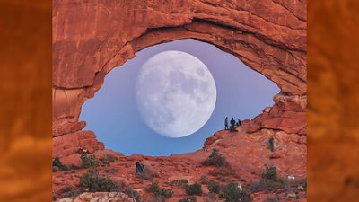 滿月穿過石拱門，夕陽下驚現巨大眼睛