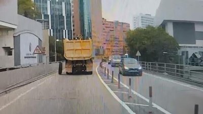 【有片】泥頭車忙到「甩轆」跳橋幸無傷人　網民嘲似「寵物」充滿喜感！