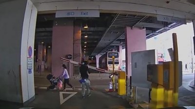 【馬路的事】有片‧低頭男玩電話慘被停車場欄杆閘頭　網民笑翻！