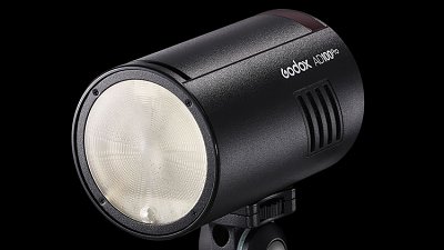 隨時放入袋裡：Godox AD100Pro 最輕便流動外拍燈
