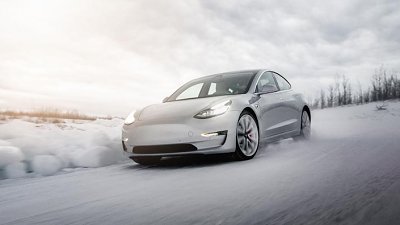 電動車難抵寒冬？！Tesla 車門關不上　比亞迪電力急降拋錨