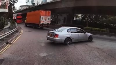 【粗口慎入！】私家車疑避路障逆線行車　網民：1823 吧！