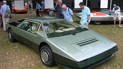 老當益壯！40 年 Aston Martin Bulldog 挑戰 200 英里極速！