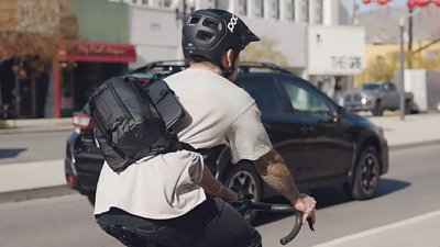 可以結合變身  Wandrd ROAM 多形態斜孭相機袋