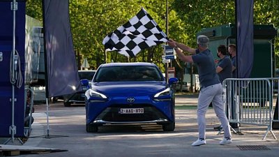 【有片】Toyota「氫能車」續航創 1,003 公里紀錄　5 分鐘注滿能源重新上路！