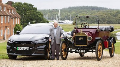 101 歲忠粉試駕電動野馬：與曾孫一起開車很幸福！