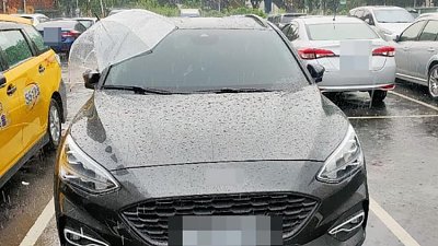 落大雨忘記關車窗！好心路人犧牲自己網民大讚：一生平安