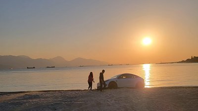 【有片】 Tesla Model Y 灘上擱淺　網民：夕陽無限好