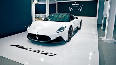 【本地車訊】中置「海王星引擎」！350 萬 Maserati MC20 超跑抵港