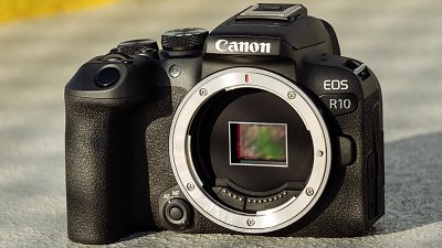 輕巧高速！Canon EOS R10 平價登場