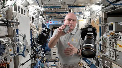 NASA 太空人示範零重力換電：不怕器材飄走，反而最驚呢個大敵！