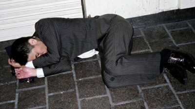 攝影師深夜捕捉社會寫實：倒在東京街頭的上班族