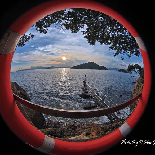 穿救生圈看日落 (Today's Sunset through Life Belt)  