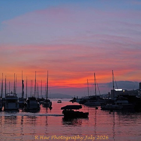 航駛賞霞暉 (Boating for Amazing Afterglow) 賞霞暉不一定在海边欣賞, 也許乘坐小艇航駛在海上觀看