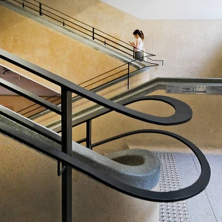 樓梯上倩影 (Beautiful Image on Staircases) 