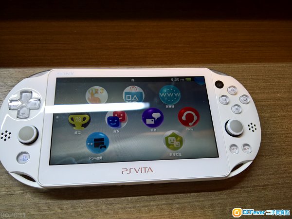 出售 白色 PSVita 游戏机连卡一部 - DCFever.c